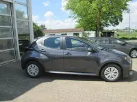 Gebraucht Toyota Yaris Basis 72 PS (52 kW) 2023 Marlingrau metallic Kleinwagen