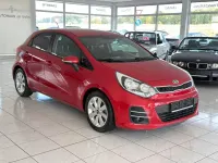 Gebraucht Kia Rio DREAM-TEAM Edition 84 PS (61 kW) 2015 Rot Limousine