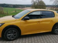 Gebraucht Peugeot e-208 Allure+ 100 kW (136 PS) 2022 Gelb Kleinwagen