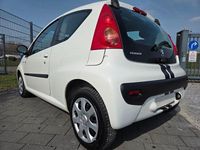 Gebraucht Peugeot 107 Style 68 PS (50 kW) 2011 Weiß Kleinwagen
