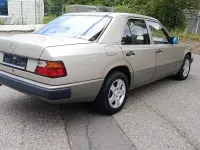 Gebraucht Mercedes E230 132 PS (97 kW) 1991 Gold Limousine