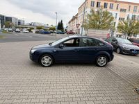 Gebraucht Ford Focus Ghia 116 PS (85 kW) 2005 Atlantik ink blue Limousine