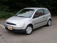 Gebraucht Ford Fiesta Ambiente 80 PS (58 kW) 2004 Silber metallic Kleinwagen