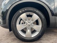 Neu Volvo XC40 Core 163 PS (119 kW) 2025 Onyx schwarz SUV