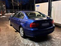 Gebraucht BMW 318 143 PS (105 kW) 2010 Blau Limousine
