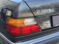 Gebraucht Mercedes E230 132 PS (97 kW) 1991 Schwarz Kleinwagen