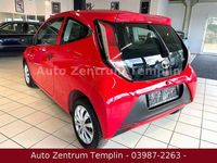 Gebraucht Toyota Aygo 69 PS (50 kW) 2017 Rot Kleinwagen