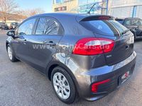 Gebraucht Kia Rio Attract 86 PS (63 kW) 2015 Grau Kleinwagen