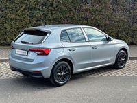 Nowe Skoda 105 95 KM (69 kW) 2026 Srebrny Sedan/Limuzyna