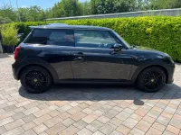 Gebraucht Mini Cooper SE 135 kW (184 PS) 2023 Midnight black metallic Kleinwagen