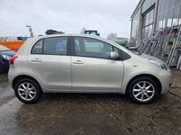 Gebraucht Toyota Yaris 99 PS (72 kW) 2012 Silber Kleinwagen