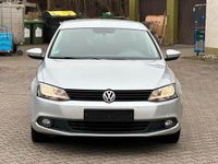 Gebraucht VW Jetta 122 PS (89 kW) 2014 Grau Limousine