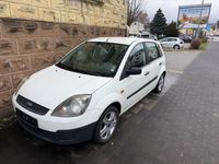Gebraucht Ford Fiesta Ambiente 60 PS (44 kW) 2005 Weiß Kleinwagen