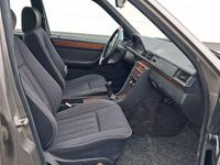 Gebraucht Mercedes 250 90 PS (66 kW) 1992 Braun Limousine