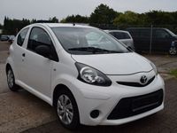 Gebraucht Toyota Aygo Basis 68 PS (50 kW) 2012 Weiß Kleinwagen