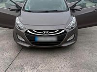 Gebraucht Hyundai i30 128 PS (94 kW) 2014 Braun Kleinwagen