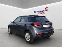Gebraucht Hyundai i20 Select 75 PS (55 kW) 2020 Star dust metallic Kleinwagen