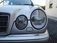 Usata Mercedes E240 Elegance 170 CV (125 kW) 1998 Argento Berlina