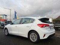 Gebraucht Ford Focus Titanium 125 PS (91 kW) 2019 Weiß Limousine