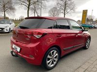 Gebraucht Hyundai i20 Passion 101 PS (74 kW) 2017 Rot Limousine