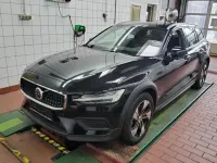 Gebraucht Volvo V60 CC 197 PS (144 kW) 2024 Schwarz onyx black / metallic Kombi
