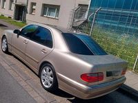 Second-hand Mercedes E200 136 CP (100 kW) 2000 Auriu Berlinǎ