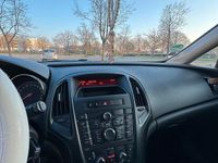 Używany Opel Astra 64 KM (47 kW) 2010 Biały Hatchback