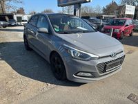 Gebraucht Hyundai i20 Style 101 PS (74 kW) 2016 Grau Limousine