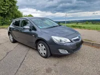 Usado Opel Astra Edition 140 HP (102 kW) 2011 Cinzento Sedan
