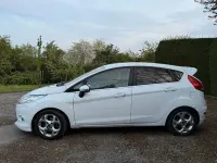 Gebraucht Ford Fiesta Titanium 95 PS (69 kW) 2011 Weiß Kleinwagen
