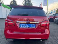 Gebraucht Mercedes B180 AMG line 122 PS (89 kW) 2015 Rot Van / Kleinbus