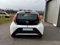 Gebraucht Toyota Aygo 69 PS (50 kW) 2015 Weiß Kleinwagen