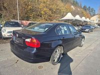 Gebraucht BMW 318 129 PS (94 kW) 2006 Monacoblaumetallic Limousine