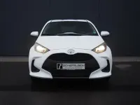 Gebraucht Toyota Yaris Basis 72 PS (52 kW) 2023 Schneeweiß Kleinwagen