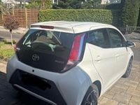 Gebraucht Toyota Aygo X-play 69 PS (50 kW) 2015 Weiß Kleinwagen