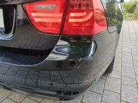 Gebraucht BMW 318 143 PS (105 kW) 2012 Schwarz Kombi