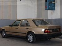 Gebraucht Mercedes E230 132 PS (97 kW) 1988 Gold Limousine