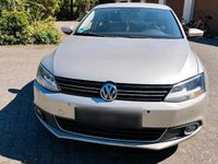 Second-hand VW Jetta 140 CP (102 kW) 2013 Auriu Berlinǎ