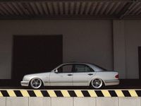 Gebraucht Mercedes E280 193 PS (141 kW) 1996 Silber Limousine