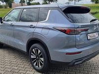 Neu Mitsubishi Outlander P-HEV Plus 306 PS (225 kW) 2025 Mondsteingrau SUV