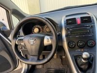 Gebraucht Toyota Auris 99 PS (72 kW) 2012 Weiß Kleinwagen