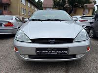 Usado Ford Focus Ghia 101 CV (74 kW) 1999 Plateado Berlina