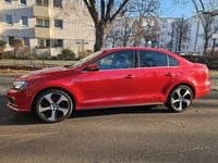 Gebraucht VW Jetta 150 PS (110 kW) 2015 Rot Limousine