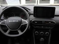 Neu Dacia Sandero Expression 91 PS (66 kW) 2025 Zedergrün Kleinwagen