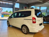 Gebraucht Ford Tourneo Courier Titanium 101 PS (74 kW) 2016 Frostweiß Van / Kleinbus