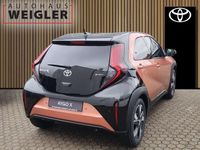 Neu Toyota Aygo X 117 PS (86 kW) 2025 Cinnamon bronze / schwarz SUV