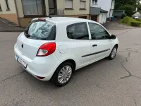 Gebraucht Renault Clio III Expression 75 PS (55 kW) 2009 Weiß Kleinwagen