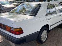Gebraucht Mercedes 200 72 PS (52 kW) 1987 Weiß Limousine