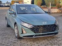 Neu Hyundai i20 90 PS (66 kW) 2026 Grün Limousine