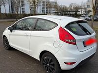 Gebraucht Ford Fiesta Trend 88 PS (64 kW) 2012 Weiß Kleinwagen